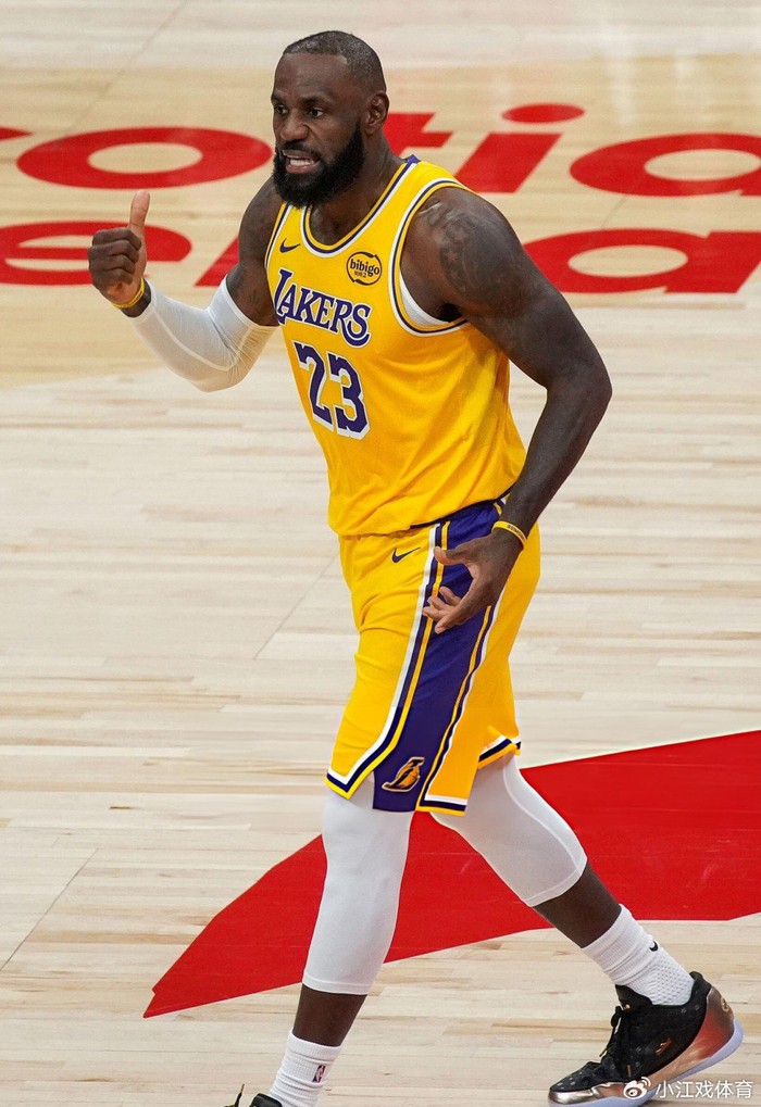 詹姆斯连续1297场上双纪录终结！仅砍8+6+11 助攻八村垒三分绝杀