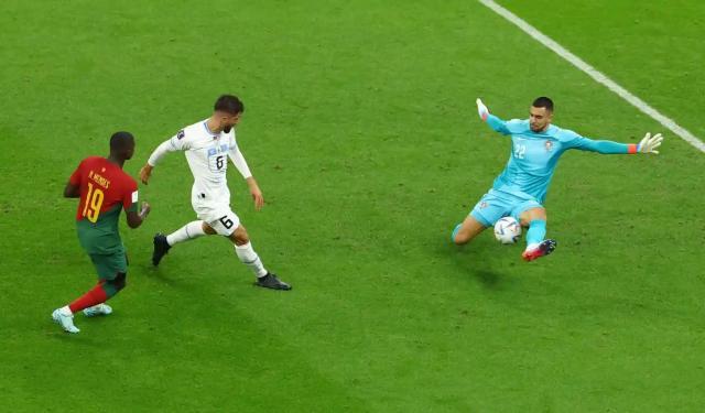 C罗笑称：我碰到了球 B费承认：原以为首球是C罗的