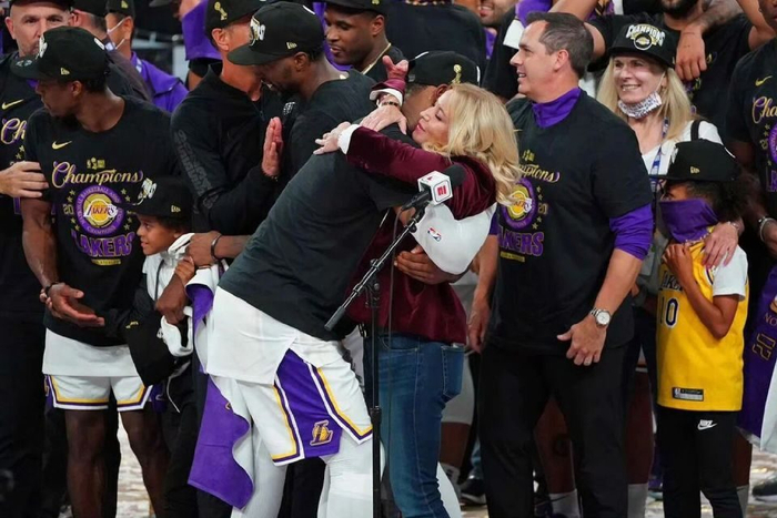 kaiyun-害！巴斯家族内斗，詹姆斯无辜躺枪|湖人|珍妮|洛杉矶快船队|洛杉矶湖人队|自由球员_新浪体育_新浪新闻